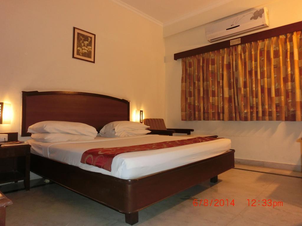 Hotel Thulashi Park Ченай Стая снимка