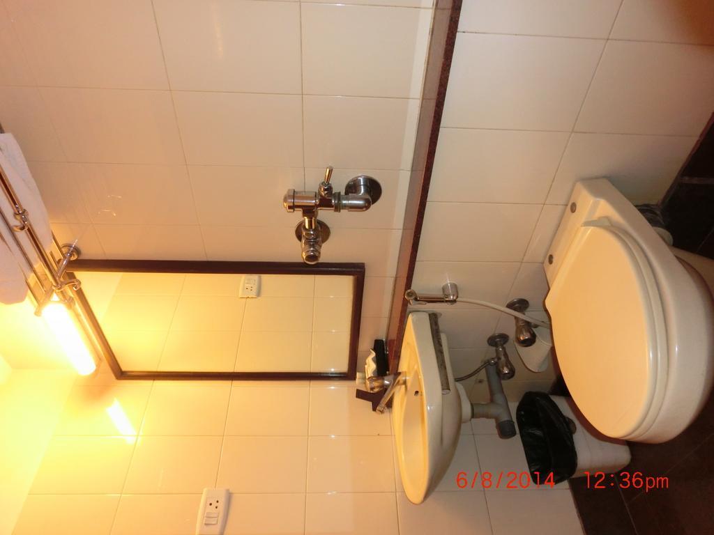 Hotel Thulashi Park Ченай Стая снимка