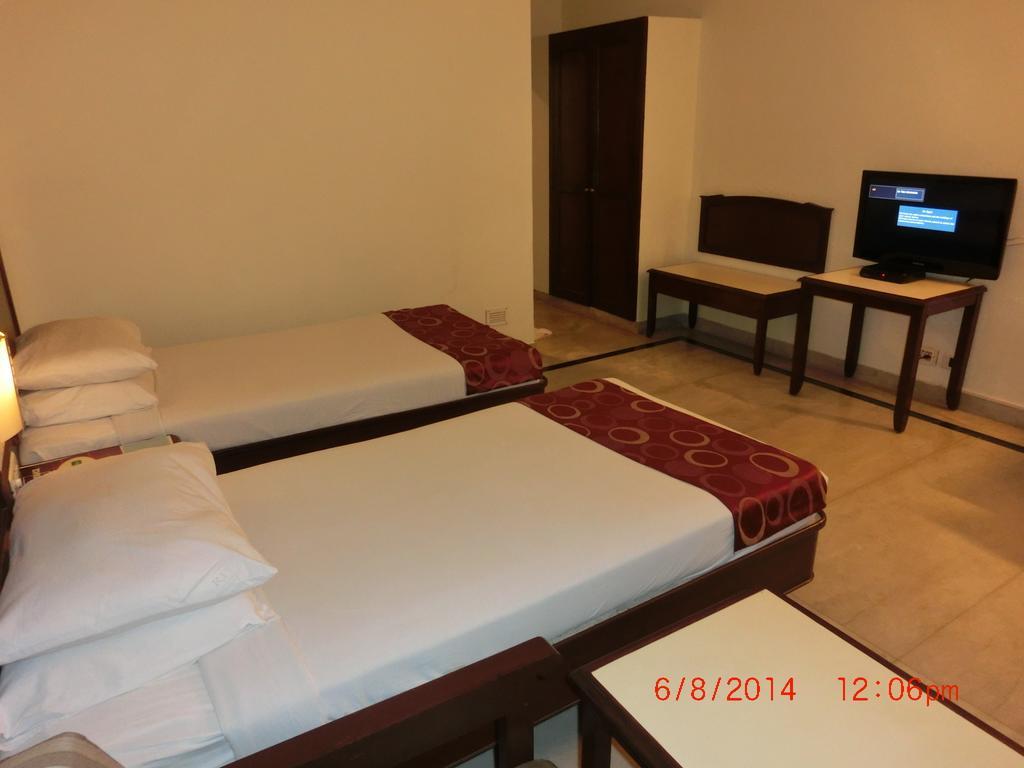 Hotel Thulashi Park Ченай Стая снимка