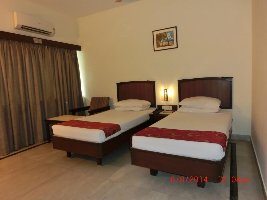 Hotel Thulashi Park Ченай Стая снимка