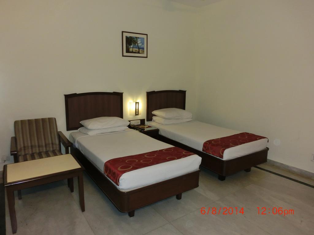 Hotel Thulashi Park Ченай Екстериор снимка