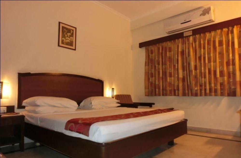 Hotel Thulashi Park Ченай Екстериор снимка